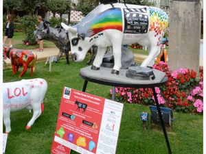 Oh la Vache !... La Cow Parade fait son cinéma à Deauville