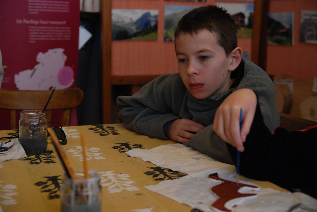 Activités artistiques à la maison de la réserve ce mardi pour un groupe de CM1.
Les enfants choisissaient un gabarit en bois représentant un animal de la faune local, puis  le peignaient au plus proche de la réalité.