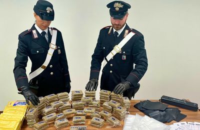 CAMPANIA NEWS Droga nelle confezioni di caramelle: pusher 20enne arrestato dai carabinieri E' stato fermato mentre cedeva una dose ad un acquirente