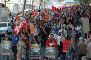 Marche pour les salaires : "la Bourse plonge, le peuple éponge"