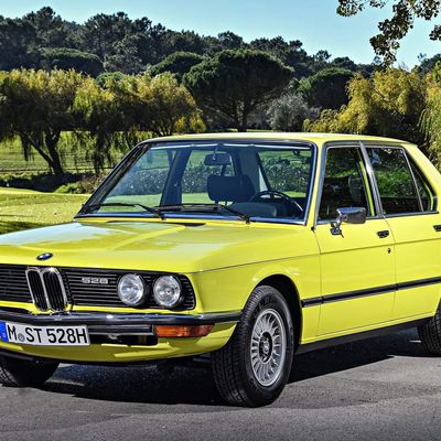 VOITURES DE LEGENDE (1054) : BMW  SERIE 5  E12 - 1975