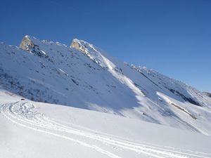 La Combe de Savoie avec le Granier au fond et à droite la Dent de l'Arclusaz