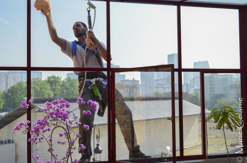 Acrobate dans le ciel de Puteaux? Non, un nettoyeur de vitres pour la véranda du 2ème étage......je vous laisse apprécier