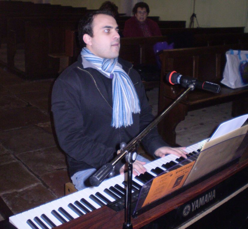 Eglise d'Athée, le Dimanche 12 Décembre. Un concert, des choristes, un chef de choeur : la joie de partager nos chansons. Pour finir cet après-midi un chocolat chaud nous attendais