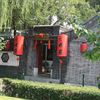 Maison de hutong avec lanternes rouges