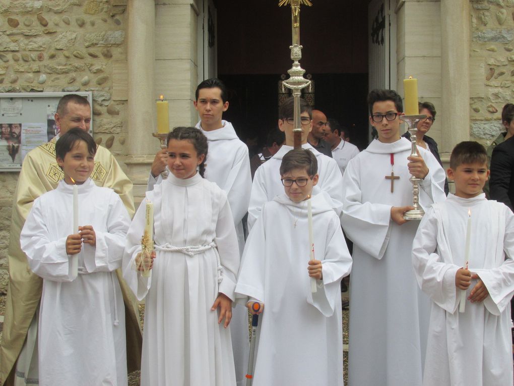 Messe de la sainte Trinité 2018 - Baptême et première comunion de Angelo RESNAYS  -  Profession de foi de Tiago SOUSA, Bénédicte MEIRELES, , Marko DIMITROV.