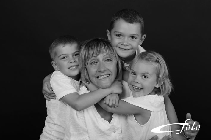 Séance photo avec mamie et ses petits enfants . Photographe de famille 27000 Evreux, dans l'Eure. Shooting en famille  à faire avec la meilleure photographe d'Evreux