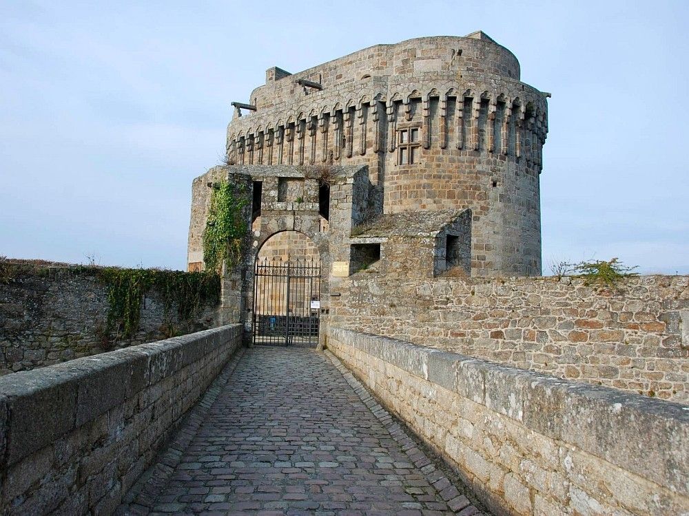 Cité "d'art et d'histoire", se dresse fièrement sur le bord escarpé d'un plateau dominant la Rance 