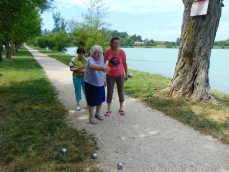 ah enfin un moment de plaisir au bord du lac a l'Isl en jourdain ou nous apprécions l'air marin comme me disent ces dames , une petite pétanque est la bienvenue s 