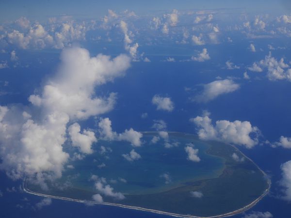 Survol de l’atoll de Niau et on devine au loin l’atoll de Kaukura. 