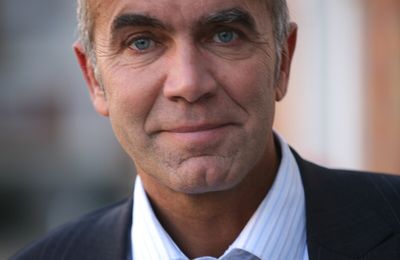 Mais quelle est cette époque qui rend mortelle une maladie qui ne l'est pas et qui, sur la foi de juteux résultats de laboratoire, condamne librement le visage de l'un des nôtres ? 