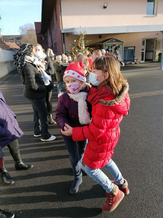 Le père Noël et son orchestre, sont venus à la rencontre des enfants à l'école, aidés par les elfes de Magots en Fëte pour distribuer des friandises. !!