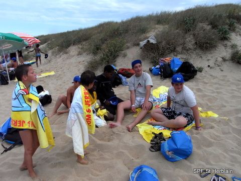14 enfants ont goûté aux joies de la mer lors de la "Journée des Oubliés des Vacances" à la plage de Barbâtre sur l'île de Noirmoutier le 22 août dernier.
Après un petit déjeuner à notre arrivée, nous avons passé l'après-midi à la plag