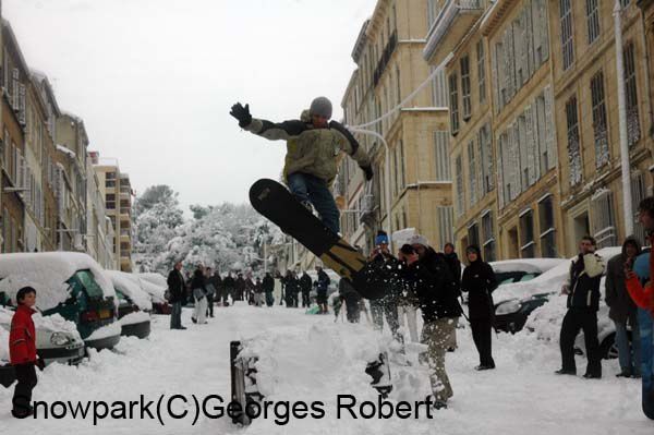 Quand la neige s'abat sur Marseille, la ville se transforme en "snowpark"... Ski, surf, luge, tout est possible dans les rues en forte pente qui descendent de la basilique de Notre-Dame-de-la-Garde...