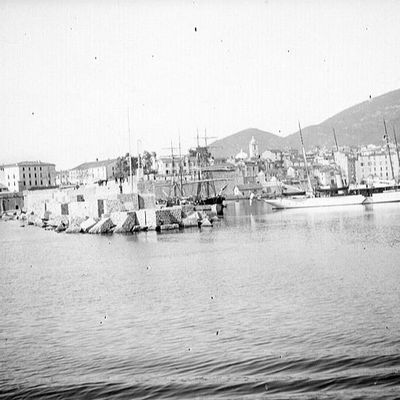 Vue prise depuis le bord du bateau 'La Ville de Bastia' : entrée dans le port