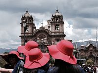 Cuzco et ses fêtes traditionnelles le dimanche matin....l'occasion de chanter et danser le temps présent dans ses plus beaux apparats et son plus beau sourire....