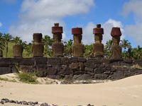 SUR LA PREMIÈRE PHOTO, CE SONT LES SEULS "MOAI"DE L'ÎLE QUI REGARDENT VERS LA MER......NOUS VOUS EXPLIQUERONS