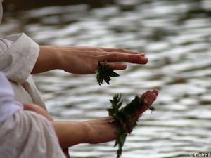 Ainsi vêtu, chaque fidèle doit pénétrer individuellement dans la rivière afin de s’y purifier, selon des gestes répétés trois fois. Ils reviennent ensuite sur la berge et se passent, à l’annulaire ou l’auriculaire de la main droite, une bague réalisée à partir de feuilles de myrte, symbole de vie et de renaissance.