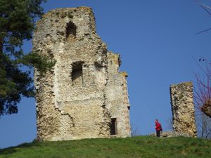 Le chateau de Montfort, déjà ravagé pendant la guerre de 100 ans