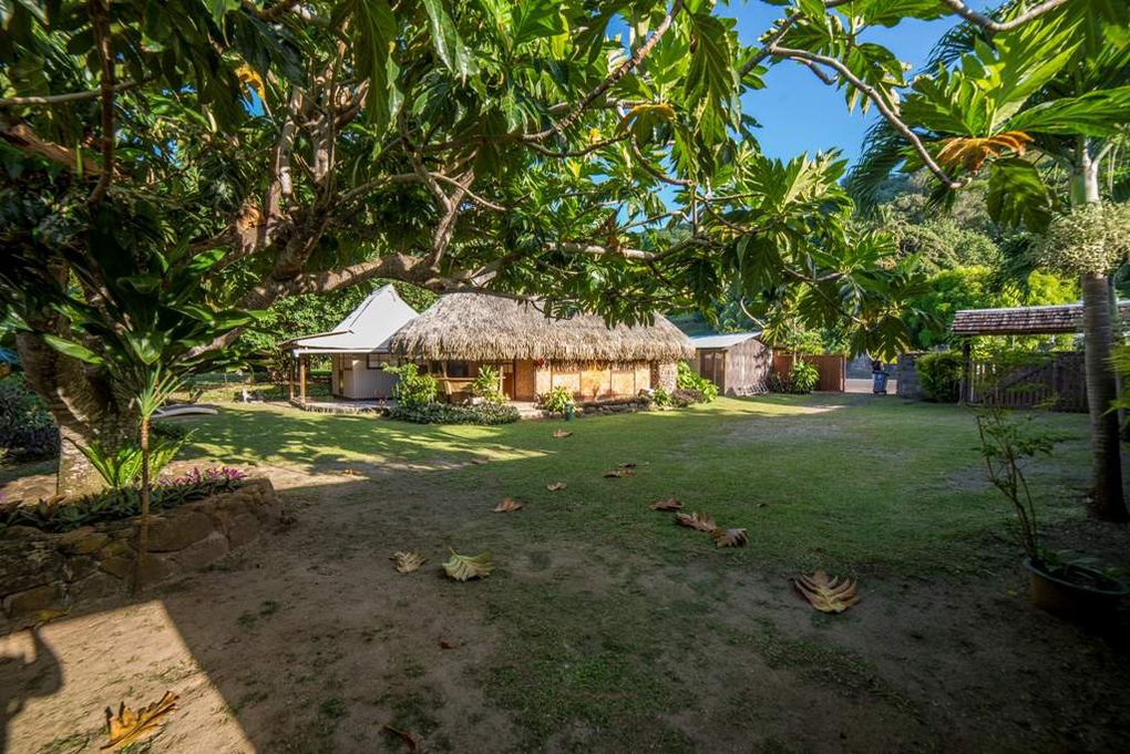 Les autres bungalows dans le jardin  (il y en a deux immédiatement en bord de mer)