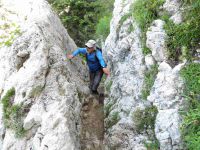 La traversée du Pas du Loup où il faut parfois utiliser les mains et la sortie sous le col de Léchaud..