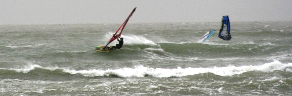 Le Team Neway La Rochelle île de Ré se jette à l'eau en ce mois de Novembre 2009 avec Julien et Camille (F1 et F2), Yannick, Hervé et Fréd.
Photos : Sophie.