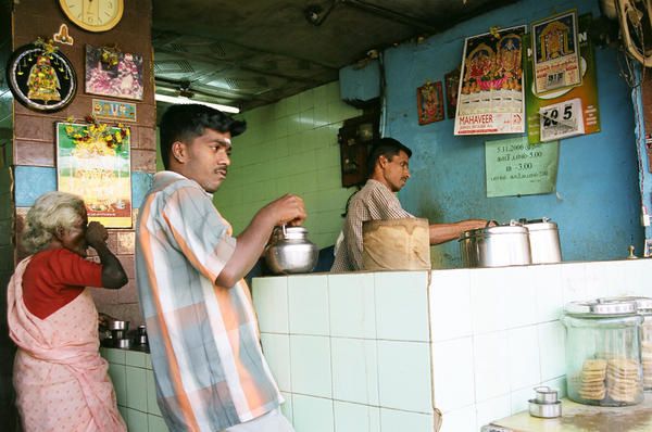 <p>Janvier 07 - Je suis ravie de vous faire partager un peu plus de ce chouette voyage de 24 jrs en Inde du Sud dans les Etats du Kerala et Tamil Nadu. J'esp&egrave;re que ces clich&eacute;s vous plairont, vous toucheront, vous donneront une petite id&eacute;e de ces agr&eacute;ables endroits, de l'ambiance, ...&nbsp;(mais l&agrave; c'est biais&eacute; par mon oeil), voire vous donneront envie des les d&eacute;couvrir en r&eacute;el.</p>
<p>N'h&eacute;sitez pas &agrave; me faire part de vos rem