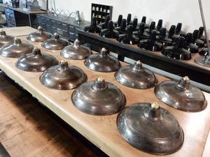 VENDU. 30,5 centimètres de diamètre.
