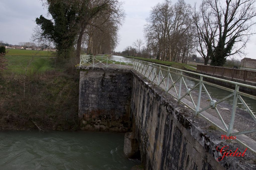 3 photos : Le petit pont-canal sur la Barguelonne.