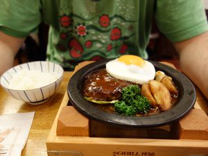 Dîner à la gare de Ueno : hambagu japonais et croquettes de poisson