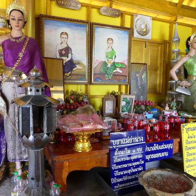 Esprits féminins au Wat Pak Nam Jolo - Vu au temple (24-05)