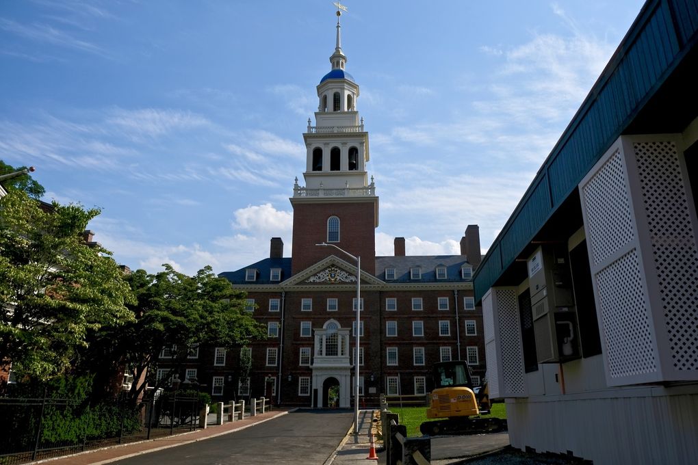 C’est (une fois encore) la première université américaine selon le classement de Shangaï. Avec pas moins de 46 prix Pulitzer, 44 Prix Nobel, 8 Présidents des Etats -Unis, des acteurs (Matt damon et Natalie Portman notamment), des personnalités politiques (Al Gore et Jacques Chirac), l’université de Harvard accueille depuis sa naissance en 1636, l’élite intellectuelle dans ses 10 facultés et a fait l’objet de dizaines d’études tant l’institution est importante et une référence aux Etats-Unis.