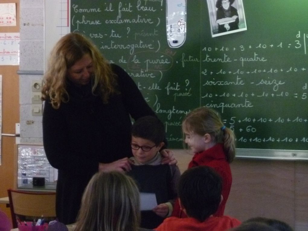 Dorothée P., auteur jeunesse, a réalisé une animation pédagogique auprès de toutes les classes. Les photos avec les CP de Mme Gamelin.