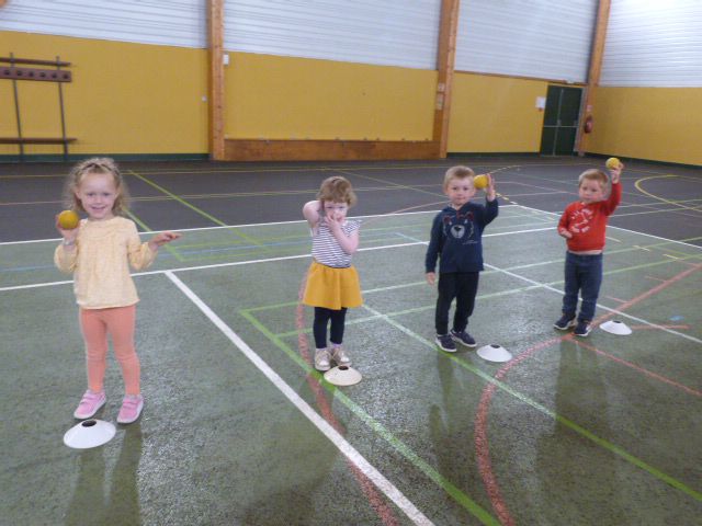 Séance de sport avec Elise en PS MS: la balle aux prisonniers