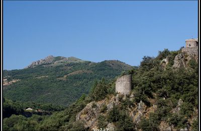 Château fort sur fond de volcan