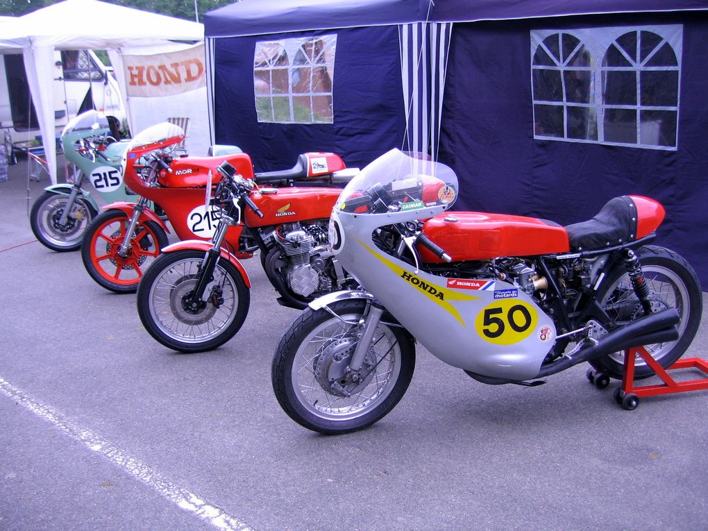 IRON BIKERS 2011 photos Paddocks
Démonstrations motos anciennes et d'exception, sidecars circuit Carole juin 2011