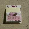 Porte post-it au bouton rose