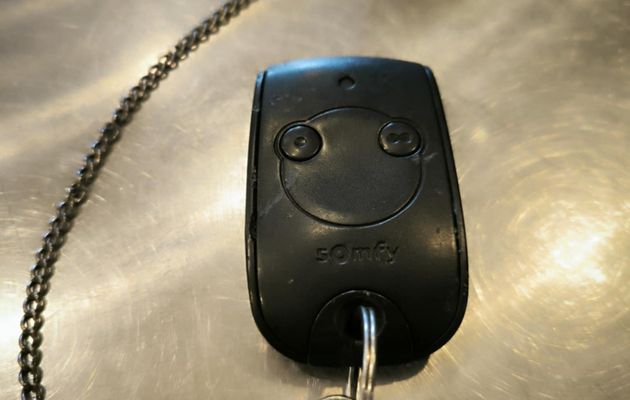 Bip de garage trouvé près du terrain de sport