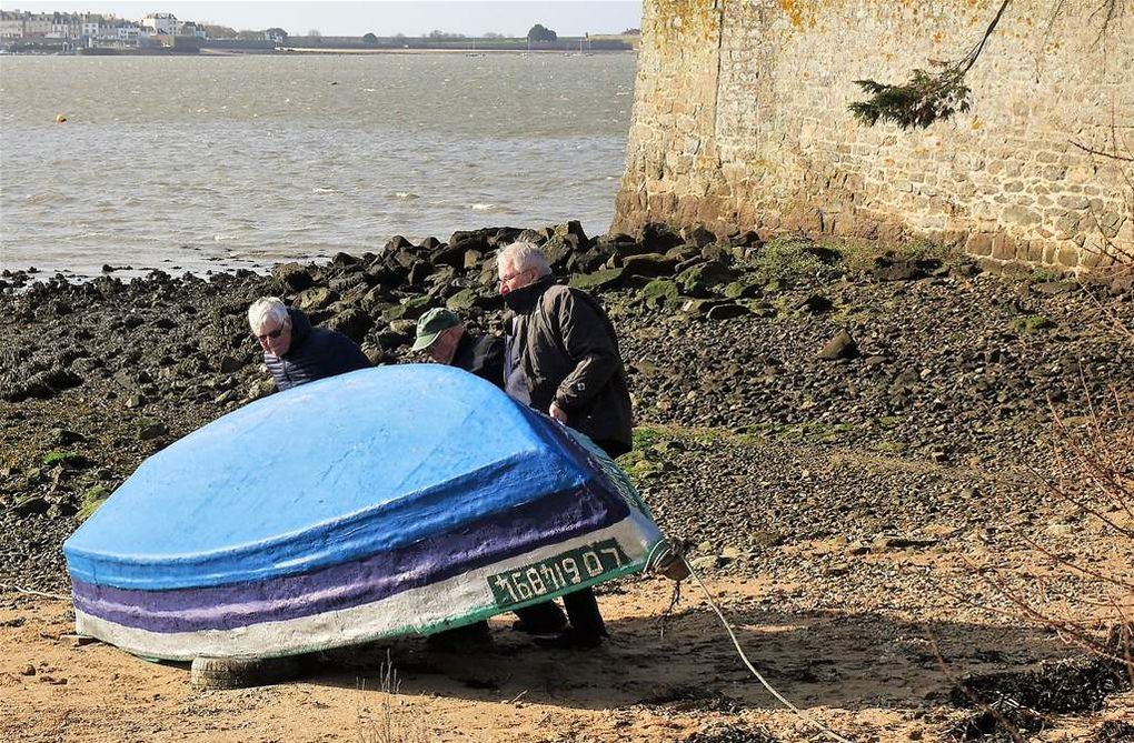 scènes de vie  au port des Minahouet à Locmiqué'Like