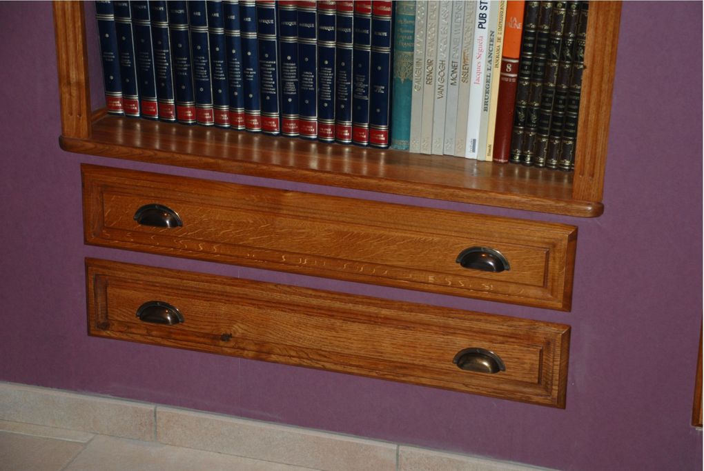 Agencement de placards de rangement et d'une bibliothèque en chêne massif dans un bureau