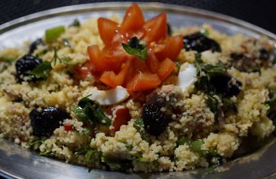 Salade de semoule au thon, tomates, œufs et olives