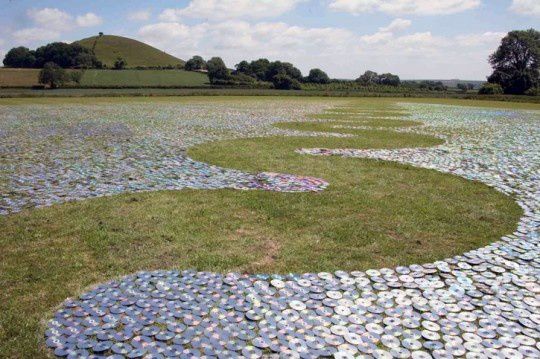 Oeuvre réalisée par Bruce Munro 
les 19 et 20 juin 2010 avec 600.000 cds.