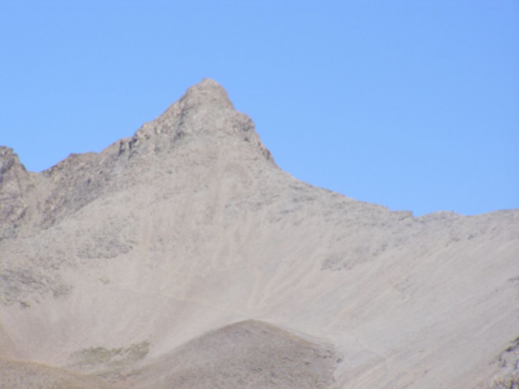 la variété des paysages autour de ce lac en fait un véritable résumé des Alpes du sud .