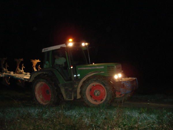 travail nocturne avec les fendt de la ferme