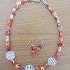 Collier orange et blanc