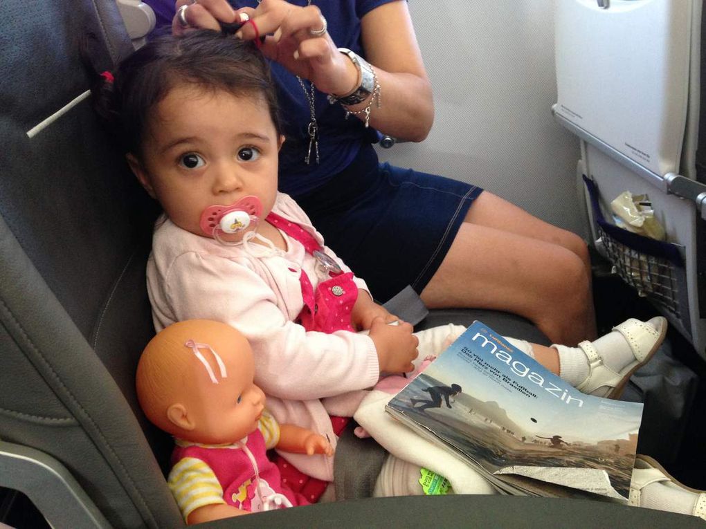 Prendre l'avion ça m'éclate! Et faire dodo pendant que Maman et Papa picolent c'est cool! (Devinez ce que je fais assise à 4 pattes ?!!!)