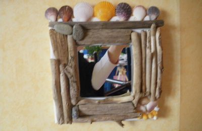 petit miroir en bois flotté et coquillages