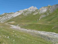 Dans le vallon on traverse le ruisseau vers le chalet de Varlossière.