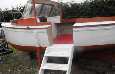 Un vieux bateau devient terrasse de jardin