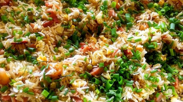 Gros plan sur le riz cantonais au jambon.